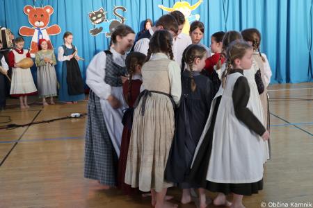 Otroci Osnovne šole Marije Vere so pozdravili pomlad in se spomnili knjižnih junakov (65)